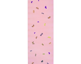 Peut inclure: Un tapis de yoga rose avec un motif de papillons colorés éparpillés. Le texte "yoga zeal" est imprimé dans le coin inférieur droit.