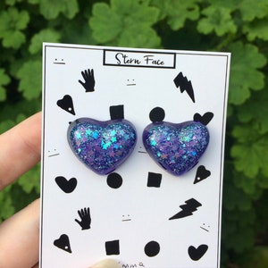 Glitzernde Herz Ohrstecker: Resin, Chirurgenstahl