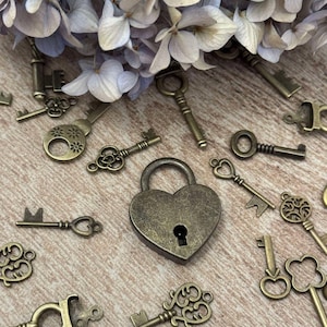 Vintage bronze heart padlock & its key + keys quantities of your choice for padlock game, wedding raffle game - New for 2025