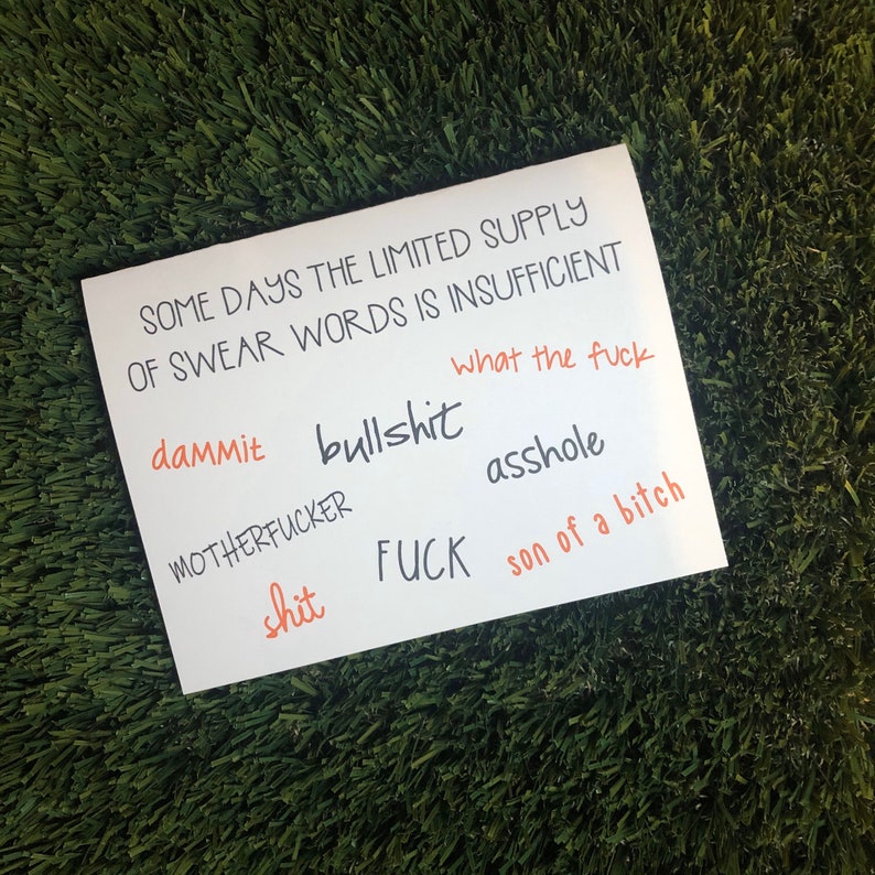 Może przedstawiać: Biała prostokątna kartka z czarnym i pomarańczowym tekstem: SOME DAYS THE LIMITED SUPPLY OF SWEAR WORDS IS INSUFFICIENT, po kt&oacute;rym następują słowa dammit, bullshit, asshole, MOTHERFUCKER, FUCK, son of a bitch oraz shit r&oacute;żnymi czcionkami.