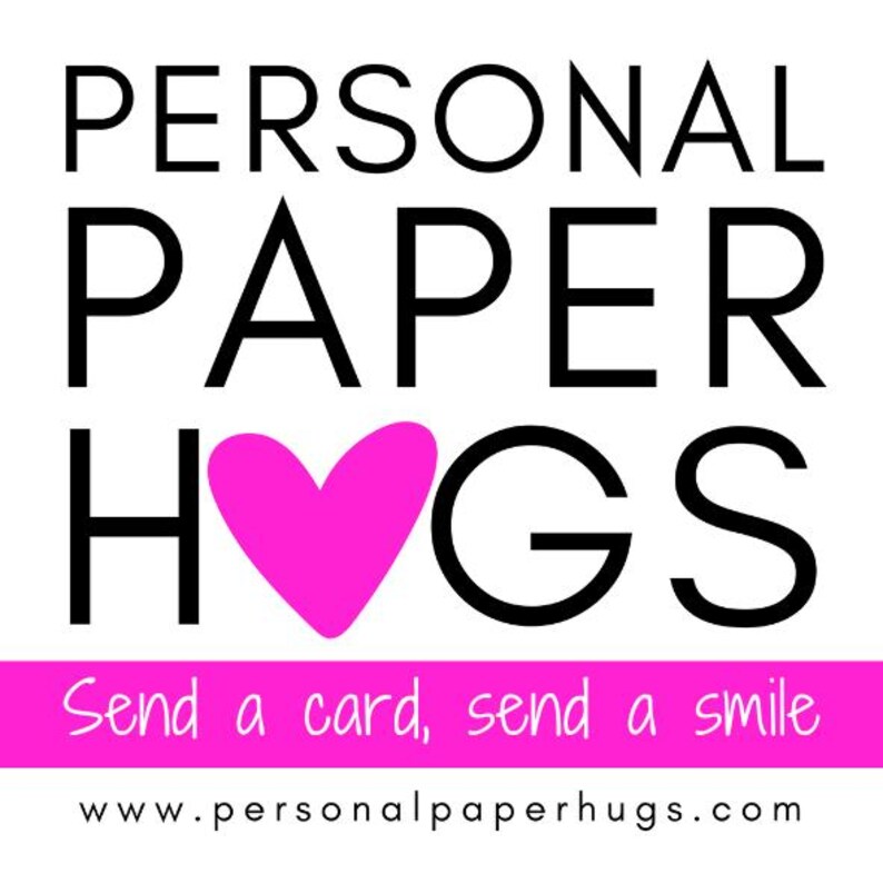 Może przedstawiać: Kwadratowa grafika z czarnym napisem PERSONAL PAPER HUGS, w kt&oacute;rym literę U zastępuje jaskrawor&oacute;żowe serce. Poniżej znajduje się r&oacute;żowy poziomy pasek z białym napisem Send a card, send a smile oraz adresem strony internetowej.