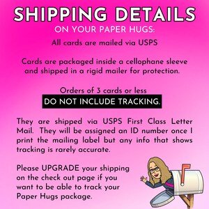 Może przedstawiać: Jasnor&oacute;żowa grafika informacyjna z czarnym tekstem pod tytułem SHIPPING DETAILS ON YOUR PAPER HUGS. Opisuje procedury wysyłki USPS, pakowanie w celofanowe rękawy i sztywne koperty oraz brak śledzenia przesyłek w przypadku zam&oacute;wień do trzech sztuk.