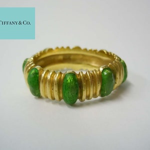 Un millésime des années 1960 en or jaune 18Kt Tiffany & Co. Bague en émail vert 18k 750