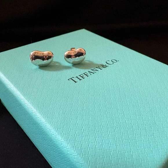 Stunning Tiffany and Co. Sterling Silver Elsa Peretti Bean Stud