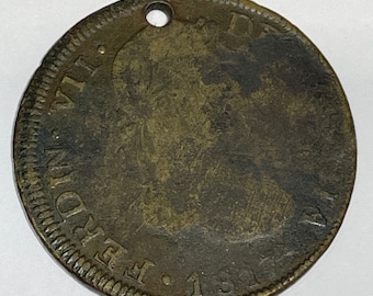Könnte beinhalten: Eine Bronzemünze mit einem Porträt einer Person auf der einen Seite und dem Text "F. 1512" und "D" auf der anderen Seite. Die Münze hat ein Loch, das oben durchgestanzt ist.