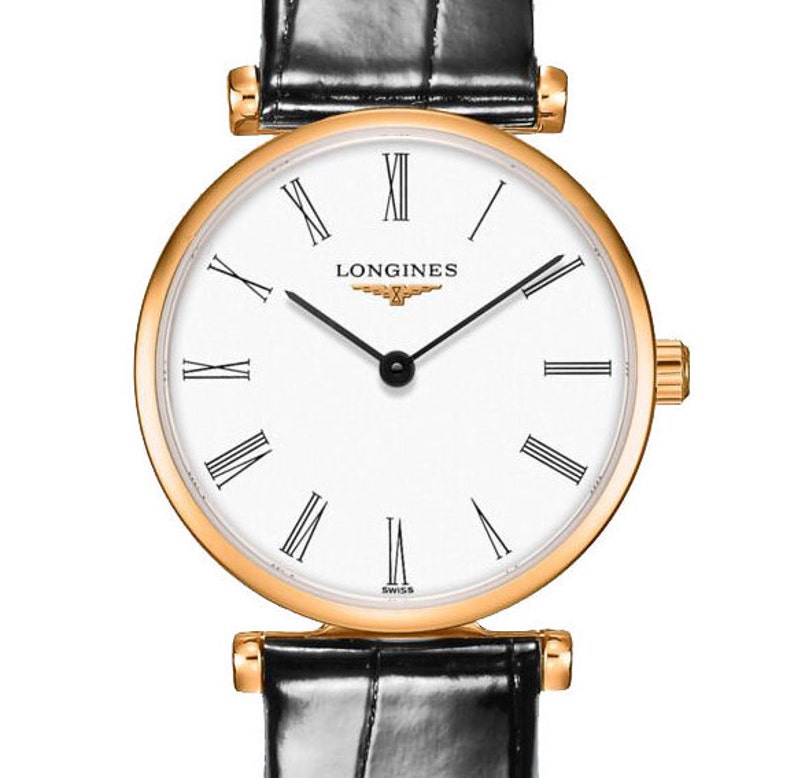 Puede incluir: Un reloj Longines cl&aacute;sico con una esfera blanca, marcadores de hora en n&uacute;meros romanos negros y agujas negras. El reloj tiene una caja de color dorado y una correa de cuero negra.