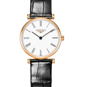 Puede incluir: Un reloj Longines dorado con una esfera blanca y marcadores de hora romanos negros. El reloj tiene una correa de cuero negro con un patr&oacute;n de cocodrilo.