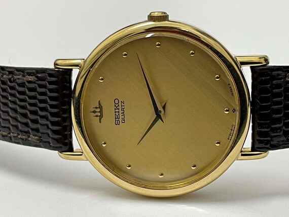 Nice Woman's Seiko Quartz Statement Watch 5Y30-6110 Asymmetric
