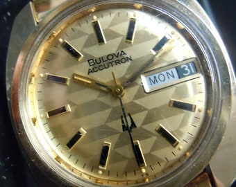 Herren Bulova Akkustron Uhr Seltene Honigkamm Zweifarbige Satin Geometrisches Ziffernblatt, Gold Galvanik Tuning Gabel Tag/Datum Just Serviced Läuft perfekt