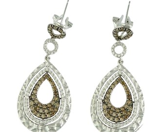 18K White Gold Champagne and White Diamond Teardrop Pendientes colgantes 18Kt 750 18 quilates Open Work Hammered Omega Backs