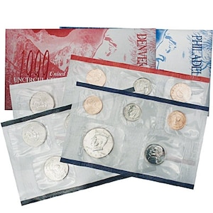 1999 Uncirculated Coin Set Denver and Philadelphia Us Mint Red and Blue case with COA P and D US Mint ANNUAL