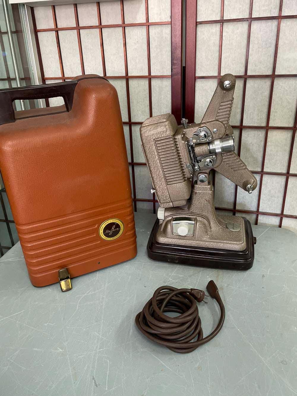 Revere Camera Company Model P-90 8mm Home Movie Film Projector w/ hard travel case