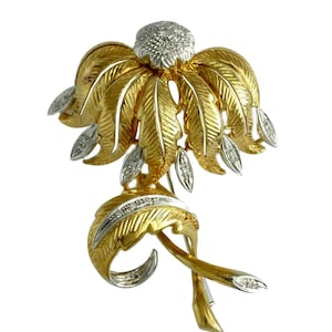 Impresionante broche floral de diamantes en alto relieve de dos tonos en oro amarillo y blanco italiano de 18 quilates marcado ITALIA 18 quilates 17,9 gramos.