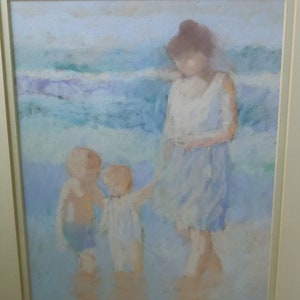 Puede incluir: Una pintura pastel de una mujer y dos niños de pie en una playa. La mujer lleva un vestido blanco y los niños llevan ropa azul y blanca. El fondo es un océano azul y morado.