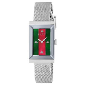 Könnte beinhalten: Eine rechteckige Gucci-Uhr mit silbernem Mesh-Armband. Das Zifferblatt hat ein grün-rotes Streifendesign mit dem Gucci-Logo und Bienenmotiven. Die Uhr ist mit "Swiss Made" gekennzeichnet.