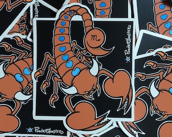 Könnte beinhalten: Eine Ansammlung quadratischer Aufkleber mit einem Cartoon-Skorpion-Design. Der Skorpion ist braun mit blauen Herzakzenten und weißen Klauen, vor einem schwarzen Hintergrund. Die Aufkleber tragen den Text "PonderMonster".