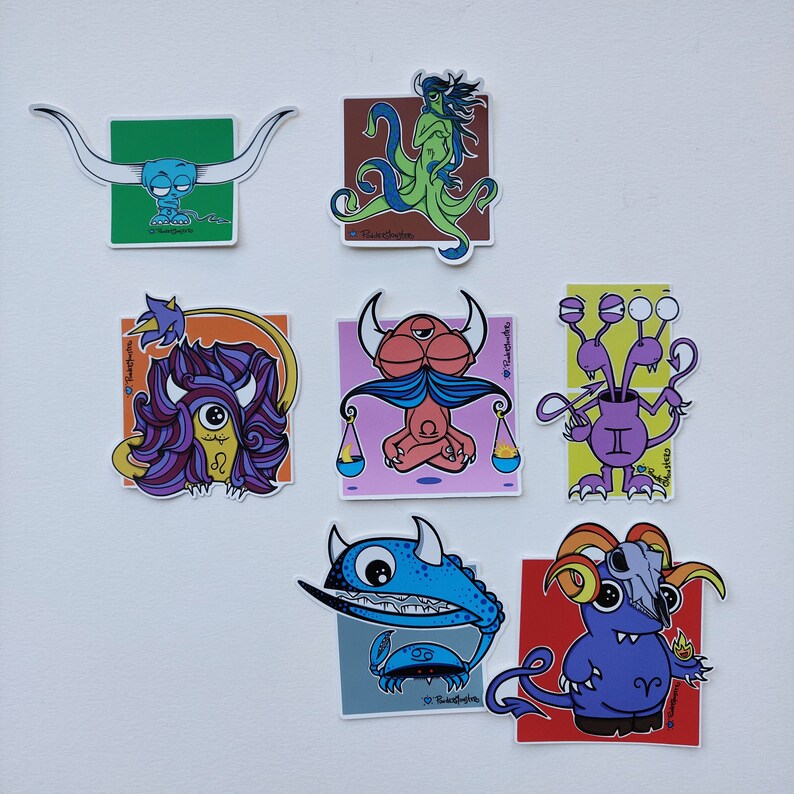 Peut inclure: Ensemble de 10 autocollants color&eacute;s repr&eacute;sentant les signes du zodiaque. Chaque autocollant a un design unique avec un monstre de dessin anim&eacute; repr&eacute;sentant un signe du zodiaque diff&eacute;rent. Les autocollants sont imprim&eacute;s sur du papier blanc avec une finition brillante.