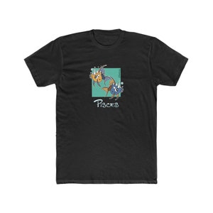 Könnte beinhalten: Schwarzes T-Shirt mit einer Cartoon-Illustration von zwei Fischen, einem orangefarbenen und einem blauen, mit Blasen, vor einem türkisfarbenen Quadrat. Das Wort "Pisces" steht darunter in weißer Schrift.