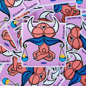 Peut inclure: Un autocollant rose avec une illustration de dessin anim&eacute; d'un monstre rose avec une moustache bleue et un troisi&egrave;me &oelig;il. Le monstre est assis en position de yoga avec une balance dans chaque main. L'autocollant porte le texte "&hearts; PowderMonsters".