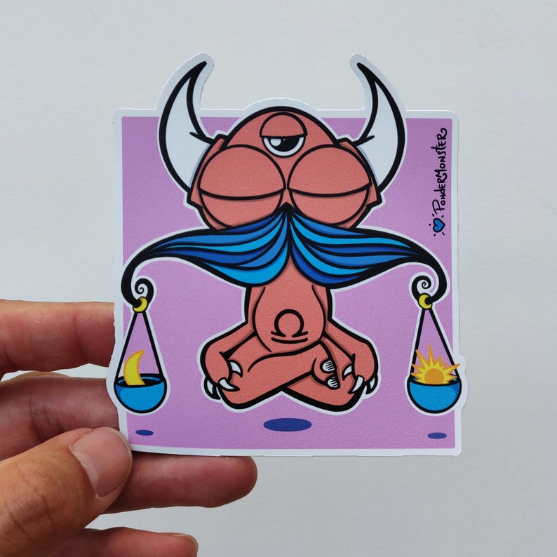 Peut inclure: Un monstre rose de dessin anim&eacute; avec une moustache bleue et un troisi&egrave;me &oelig;il est assis en position de yoga, &eacute;quilibrant une balance avec une lune croissante d'un c&ocirc;t&eacute; et un soleil de l'autre. Le monstre porte un collier avec le symbole de la Balance. L'arri&egrave;re-plan est de couleur violet clair. Le texte "PowderMonsters" est dans le coin sup&eacute;rieur droit.