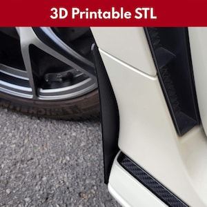 Könnte beinhalten: Eine 3D-druckbare STL-Datei für eine Kotflügelverbreiterung. Die Verbreiterung ist schwarz und hat eine Carbonfaser-Textur. Sie ist an einem weißen Auto befestigt.