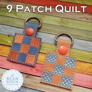 Könnte beinhalten: Zwei Leder-Schlüsselanhänger mit einem 9-Patch-Quilt-Muster. Die Schlüsselanhänger sind blau und orange mit einem roten Knopf an jedem. Der Text "9 PATCH QUILT" befindet sich oben im Bild. Der Text "the BEAN STITCH embroidery design" befindet sich unten im Bild.