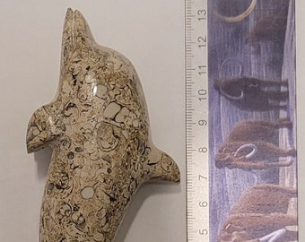 Talla de delfines en piedra fósil