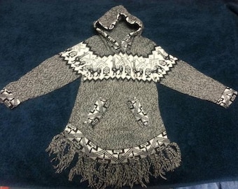 Schöner Curvy Alpaka Pullover mit Quasten