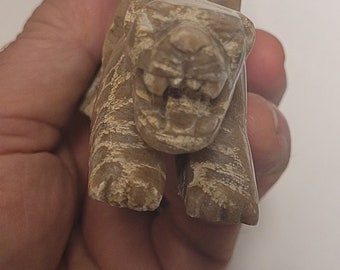 Fossiler Stein Jaguar schnitzen