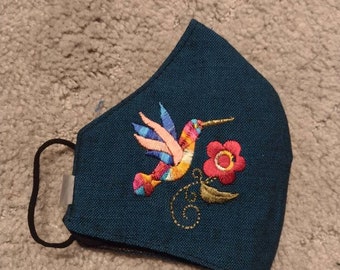 Kolibri bestickte wiederverwendbare 3-lagige Gesichtsmaske mit weichen und dehnbaren Ohrschlaufen und Polypropylen-Mikrofaserfilter