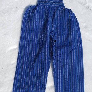 Puede incluir: Pantal&oacute;n vaquero azul y blanco a rayas con tirantes finos. El pantal&oacute;n vaquero tiene un corte holgado y est&aacute; hecho de una tela suave y c&oacute;moda.