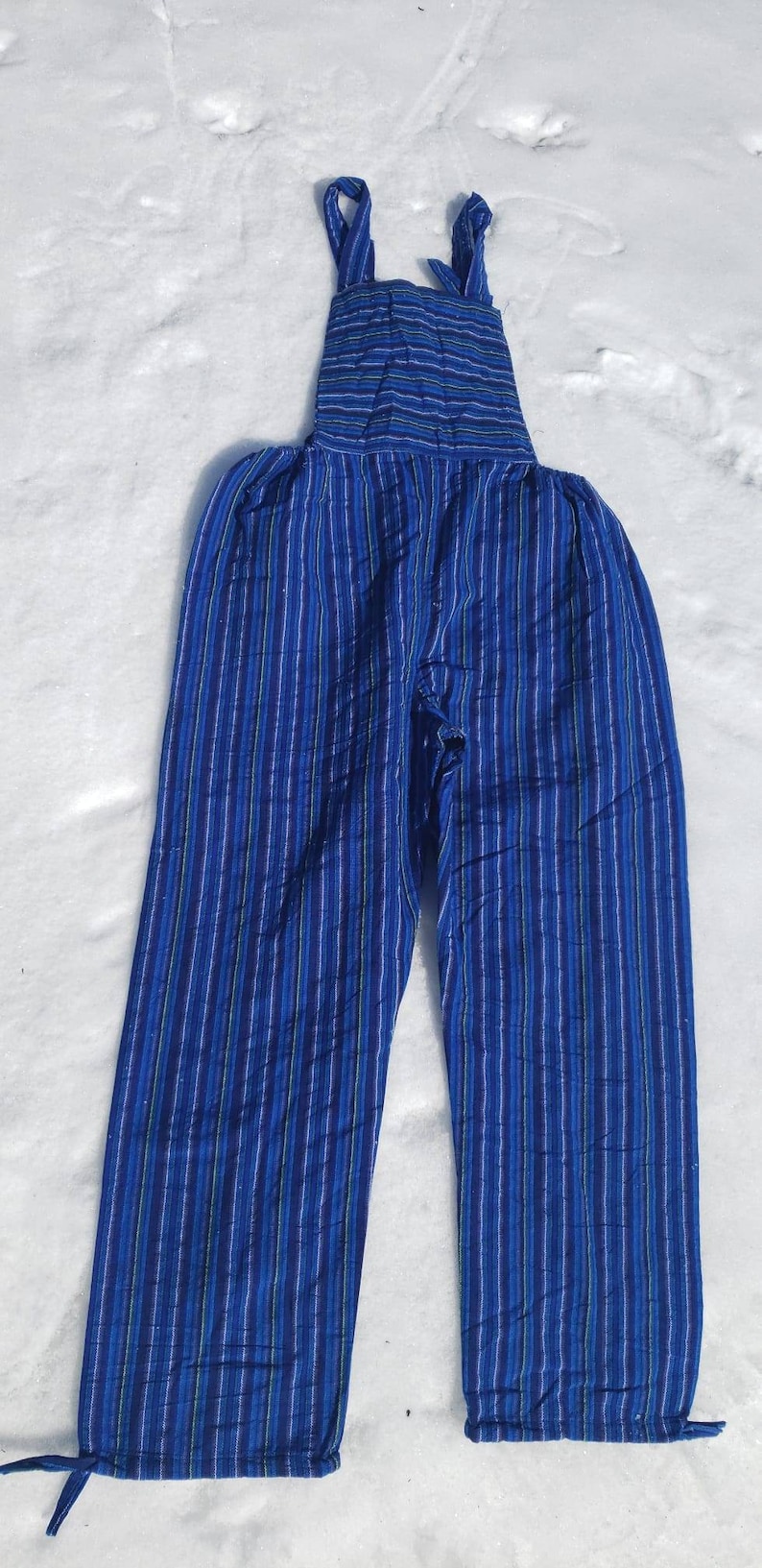 Puede incluir: Pantal&oacute;n vaquero azul y blanco a rayas con tirantes finos. El pantal&oacute;n vaquero tiene un corte holgado y est&aacute; hecho de una tela suave y c&oacute;moda.