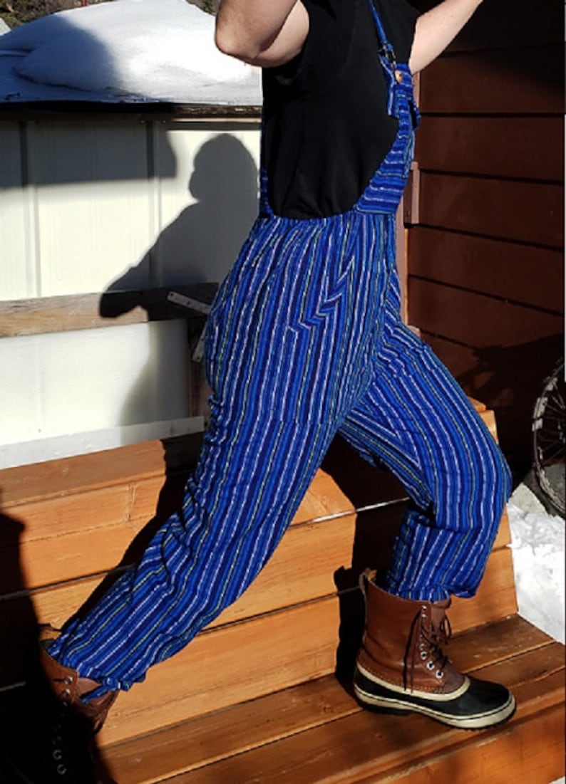 Puede incluir: Pantal&oacute;n vaquero azul y blanco a rayas con botas de cuero marr&oacute;n. El pantal&oacute;n tiene una pierna ancha y est&aacute; hecho de una tela suave y c&oacute;moda.