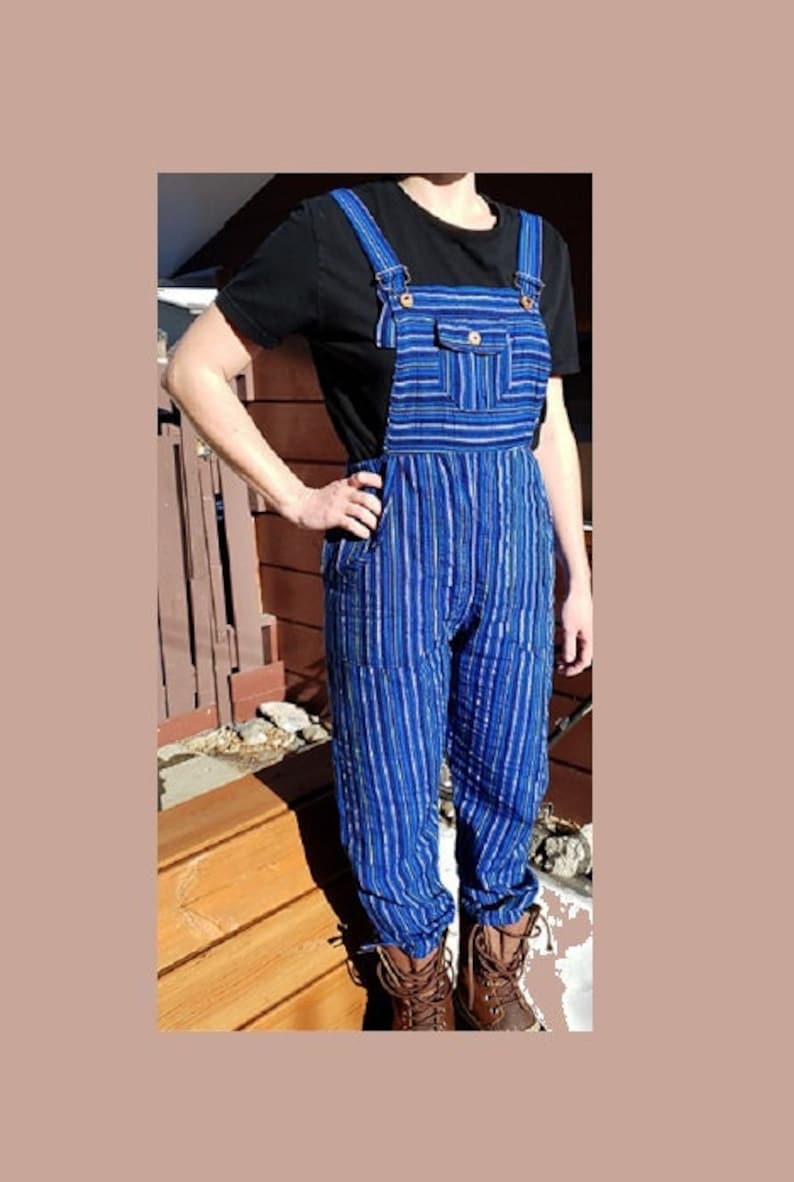 Puede incluir: Pantal&oacute;n vaquero azul y blanco a rayas con una correa de cuero marr&oacute;n y un cierre de bot&oacute;n &uacute;nico. El pantal&oacute;n vaquero tiene un bolsillo grande en la parte delantera.