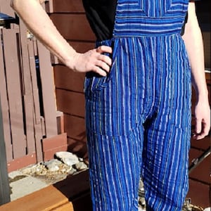 Puede incluir: Pantal&oacute;n vaquero azul y blanco a rayas con tirantes ajustables y un solo bolsillo delantero. El pantal&oacute;n vaquero est&aacute; hecho de una tela suave y tejida.