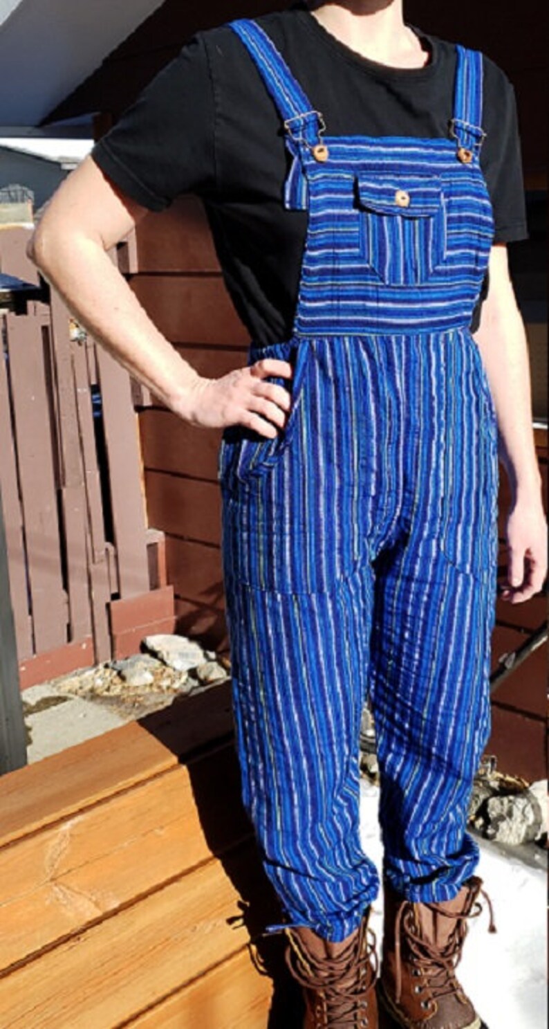 Puede incluir: Pantal&oacute;n vaquero azul y blanco a rayas con tirantes ajustables y un solo bolsillo delantero. El pantal&oacute;n vaquero est&aacute; hecho de una tela suave y tejida.