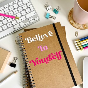 Believe In Yourself Notizbuch & Optional HB Bleistift Set - Geschenk im Briefkasten - Positive Einstellung