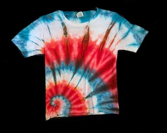 Tie-Dye T Shirt Size Youth Medium Ice Dye Red white Blue Spiral Fruit of the Loom Clothing Fabric Art