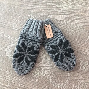 Mens wool mittens, snowflake mittens for him, masculine, warm and cozy, gift for him, Christmas gift.