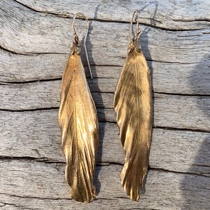 Boucles d&#39;oreilles en bronze avec plume et fil d&#39;or 14 carats