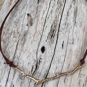 Collier branche de corail fait main en bronze sur cordon en cuir marron antique de 1,5 mm avec fermoir perle