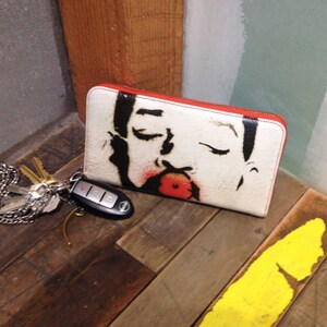 Cartera de cuero beso graffiti impresión Zip alrededor con cadena Wristlet