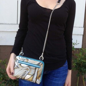 Cross Body Chain Zip Alrededor del monedero del iPhone con graffiti de cuero impreso