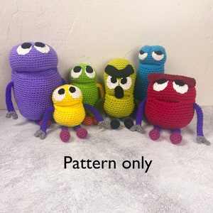 Puede incluir: Patrón de crochet para un conjunto de seis personajes amigurumi de colores. Los personajes son morado, amarillo, verde, verde lima, azul y rojo. El patrón está a la venta, y el texto "Pattern only" es visible en la imagen.