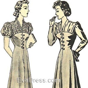 Pode incluir: Uma ilustração vintage de duas mulheres vestindo um vestido com um corpete ajustado e uma saia cheia. O vestido tem um top de renda e uma fileira de botões na frente. A ilustração é de um padrão de costura vintage.