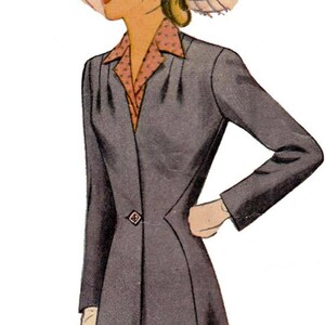 Op de afbeelding: Een vintage illustratie van een vrouw die een grijze jurk draagt met een witte kraag en een hoed. De jurk heeft een getailleerd bovenstuk en een volle rok. De vrouw houdt een zwarte handtas vast.