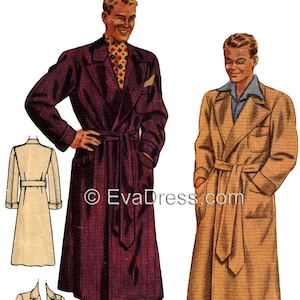 Może przedstawiać: Dwie męskie szlafroki, jeden w kolorze bordowym w niebieskie pasy, a drugi w kolorze beżowym. Oba szlafroki mają kołnierz szalowy i pasek do wiązania. Bordowy szlafrok ma kieszeń po lewej stronie. Beżowy szlafrok ma kieszeń po prawej stronie. W obrazie widoczny jest tekst "EvaDress.com".