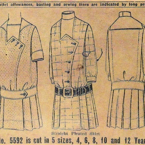 Puede incluir: Ilustración de un patrón de vestido vintage con tres vistas de un diseño de falda plisada recta. La imagen incluye texto que indica las tallas 4, 6, 8, 10 y 12 años. La ilustración muestra detalles como costuras y líneas de costura.
