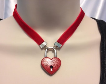 red velvet ribbon choker necklace with working lock padlock goth punk unisex Victorian style cosplay