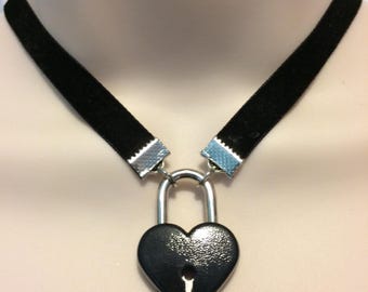 velvet ribbon choker necklace with working black lock padlock goth punk unisex Victorian style cosplay
